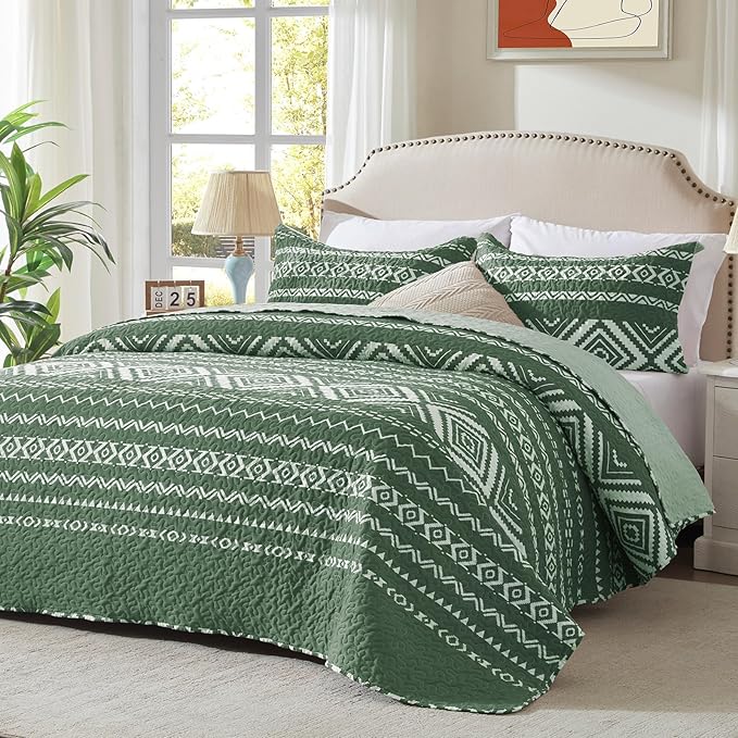LEAONME 3 Pieces Full Queen Size Olive Green Quilt Set with Checkered Pattern Lightweight Oversized Bedspread 90''x98'' Soft Coverlet Warm Bed Cover for All Seasons (1 Quilt, 2 Pillow Shams)