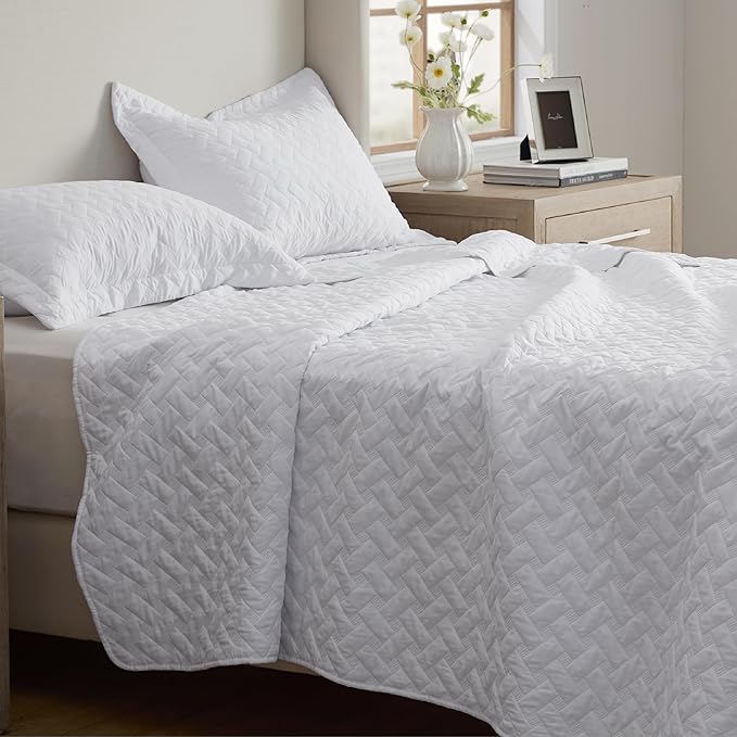 Bedsure Quilts Queen Size - Lightweight Bedspreads Queen Size with Basket Weave Pattern, Soft Quilt Bedding Set, White Comforter Set Coverlet for All Seasons with 2 Pillow Shams (90" x 96")
