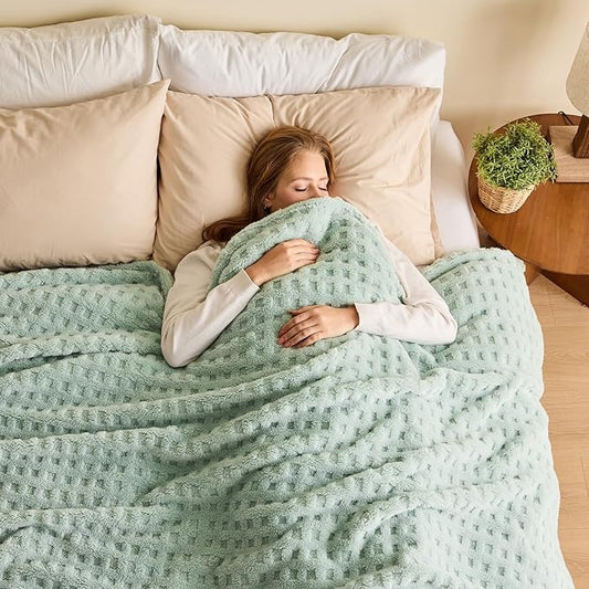 NEWCOSPLAY Super Soft Queen Blanket Green Premium Silky Flannel Fleece 3D Waffle Checkered Lightweight Bed Blanket All Season Use (New Sage Green, Queen(90"x90"))