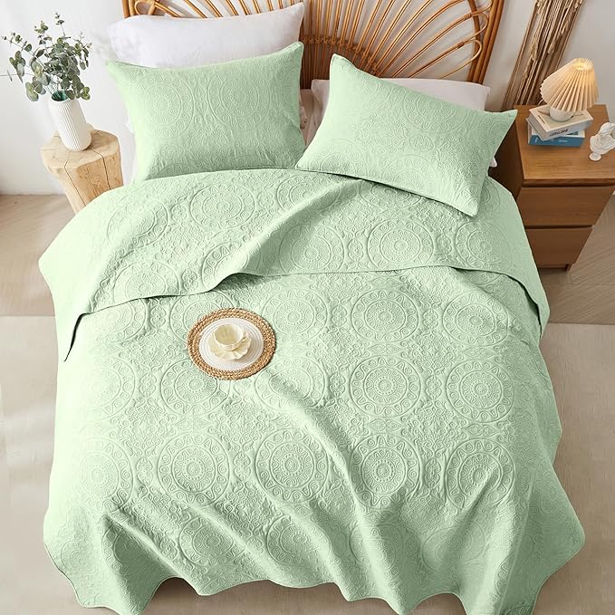 WURUIBO Light Green Quilt Set Twin Size, Embossing Microfiber Bedspreads with Pillow Sham, Ligthweight Breathable Thin Coverlet, Reversible Bedding Set for All Season (1 Quilt, 1 Pillow Sham)