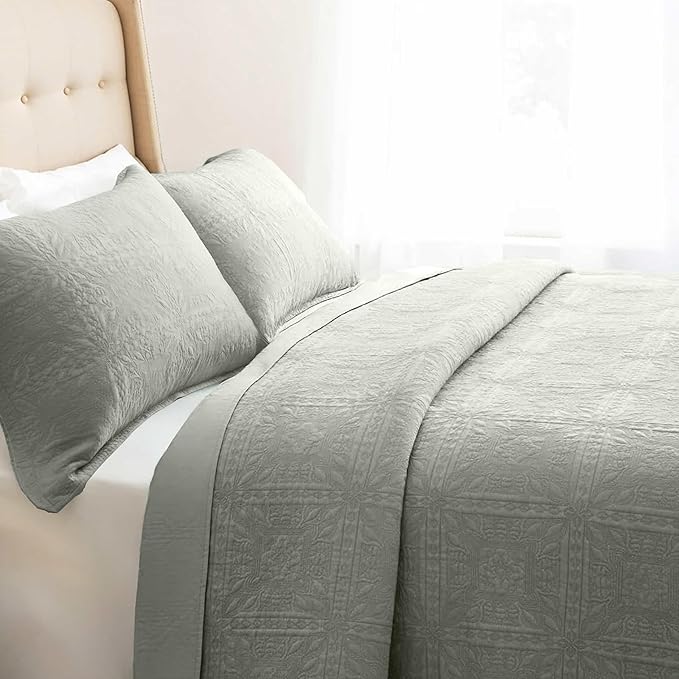 Hearth & Harbor Twin Quilt Set – All-Season Lightweight Bedspread & Coverlet with Pinsonic Weave - 5 Piece Twin Quilt Set with Pillow Shams, London Fog - Twin Grid