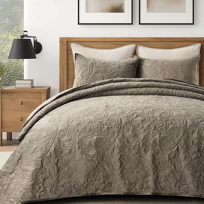 EverGrace Luxury Pearl Velvet Quilt Set King Size 3 Pieces, Soft Paisley-Stitch Velvet Comforter Set with Pillow Shams, Lightweight Bedspread Coverlet Bedding Set, Stone Taupe