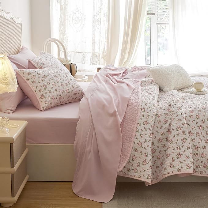 Wake In Cloud - Floral Quilt Set, Coquette Cottagecore Shabby Chic Flower Pattern for Women Teen Girls, Reversible Lightweight Bedspread Coverlet, 3 Pieces, Pink, King Size