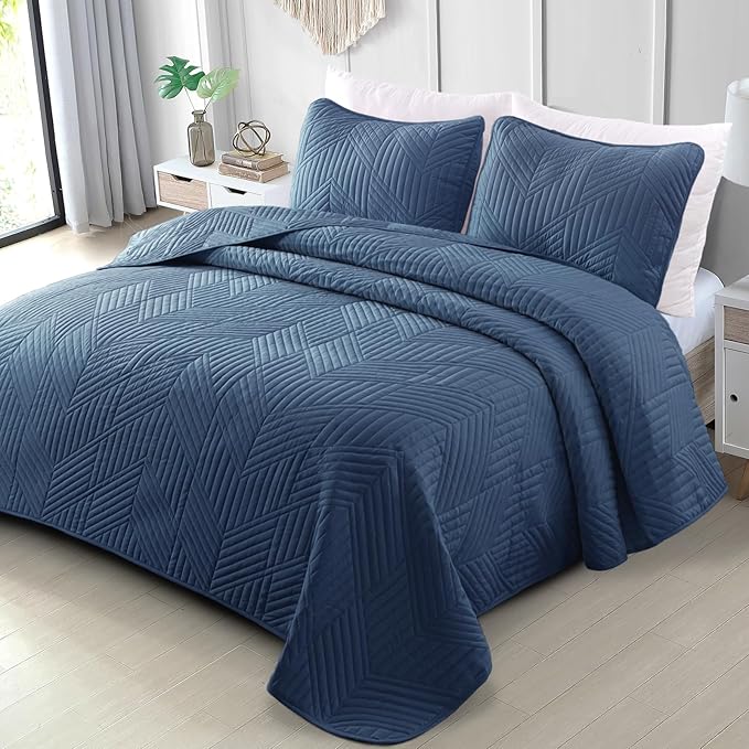 Exclusivo Mezcla Ultrasonic King Quilt Bedding Set, Lightweight Navy Blue Bedspreads Soft Modern Geometric Coverlet Set for All Seasons (1 Quilt and 2 Pillow Shams)