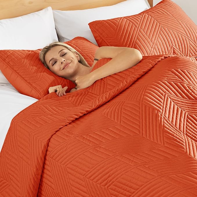 Exclusivo Mezcla Ultrasonic Twin Quilt Bedding Set, Lightweight Burnt Orange Bedspreads Soft Modern Geometric Coverlet Set for All Seasons (1 Quilt and 1 Pillow Sham)