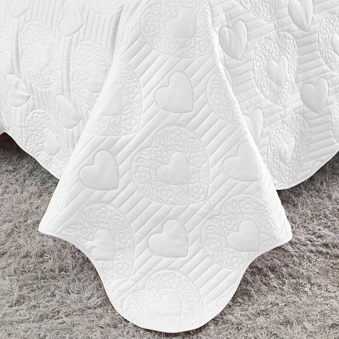 Auemtyn Twin/Twin XL Size Quilt Set 2 Pieces, Soft Lightweight Summer Bedspread, Reversible Microfiber Bed Coverlet for All Seasons, White, Heart Pattern (1 Quilt, 1 Pillow Sham)