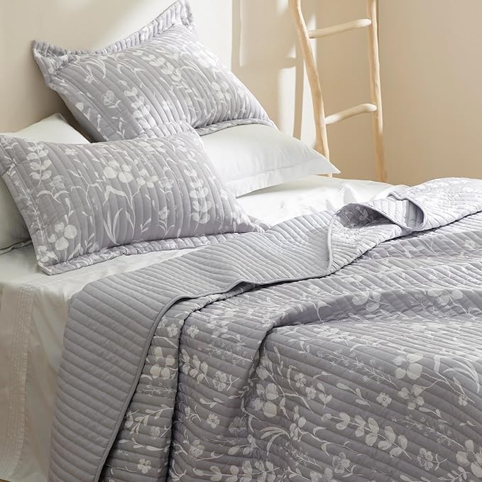 Bedsure Floral Quilt Queen Size - Reversible Frost Grey Botanical Quilt Bedding, Lightweight Bedspread, Soft Microfiber Coverlet for All Seasons (90"x96")