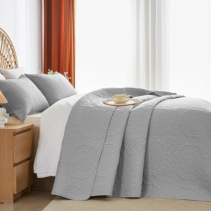 WURUIBO Light Gray Quilt Set Twin Size, Embossing Microfiber Bedspreads with Pillow Sham, Ligthweight Breathable Thin Coverlet, Reversible Bedding Set for All Season (1 Quilt, 1 Pillow Sham)