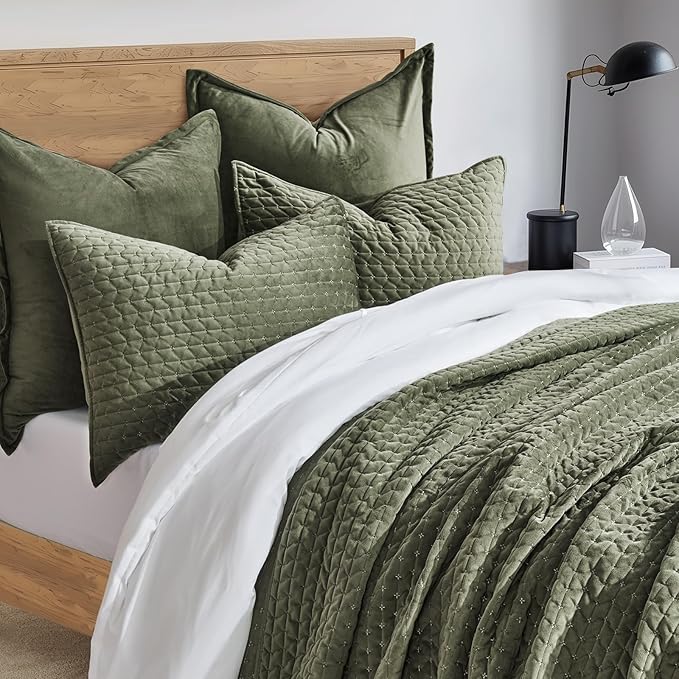 EVERGRACE Luxury Velvet Quilt Set Queen Size 3 Piece, Soft Cross-Stitch Velvet Comforter Set with Pillow Shams, Lightweight Coverlet Bedspread Bedding Set for All Seasons, Moss Green