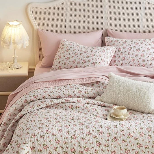Wake In Cloud - Floral Quilt Set, Coquette Cottagecore Shabby Chic Flower Pattern for Women Teen Girls, Reversible Lightweight Bedspread Coverlet, 3 Pieces, Pink, King Size