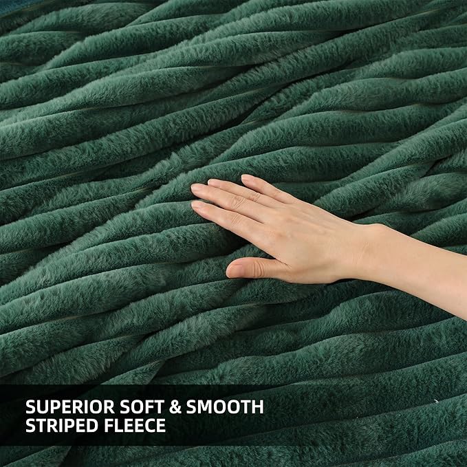 Smoofy Fluffy Queen Comforter Set 3 Pieces - Dark Green Fleece Fluffy Comforter Queen Set, Luxury Fuzzy Queen Bed Set, Soft &Warm Bed Comforter All Season, Heavy Queen Bedding with 2 Pillow Case