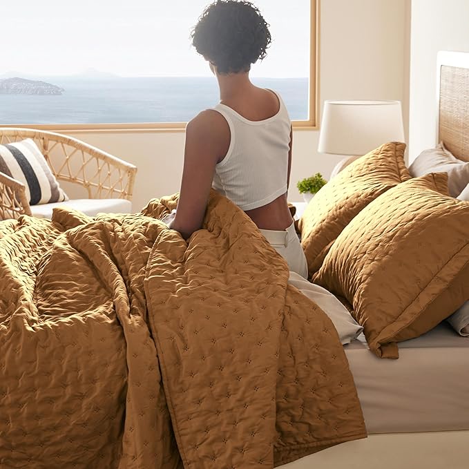 Bedsure Quilts Queen Size - Honey Ginger Bedspread Queen Size & Lightweight Comforter, Boho Coverlet with Clover Pattern, Ultra Soft All-Season Bedding, 90 x 96 Inches