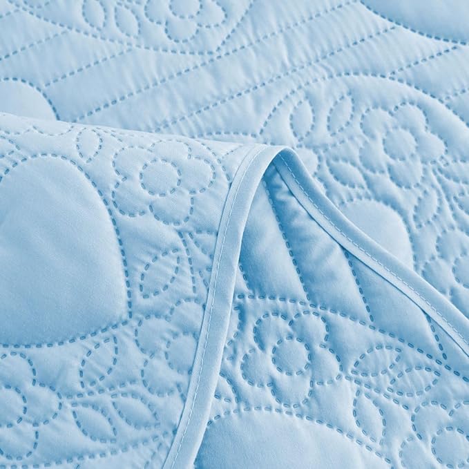 Auemtyn Twin/Twin XL Size Quilt Set, Soft Lightweight Light Blue Bedspread, Reversible Microfiber Bed Coverlet for All Seasons (Heart Pattern, 1 Quilt, 1 Pillow Sham)
