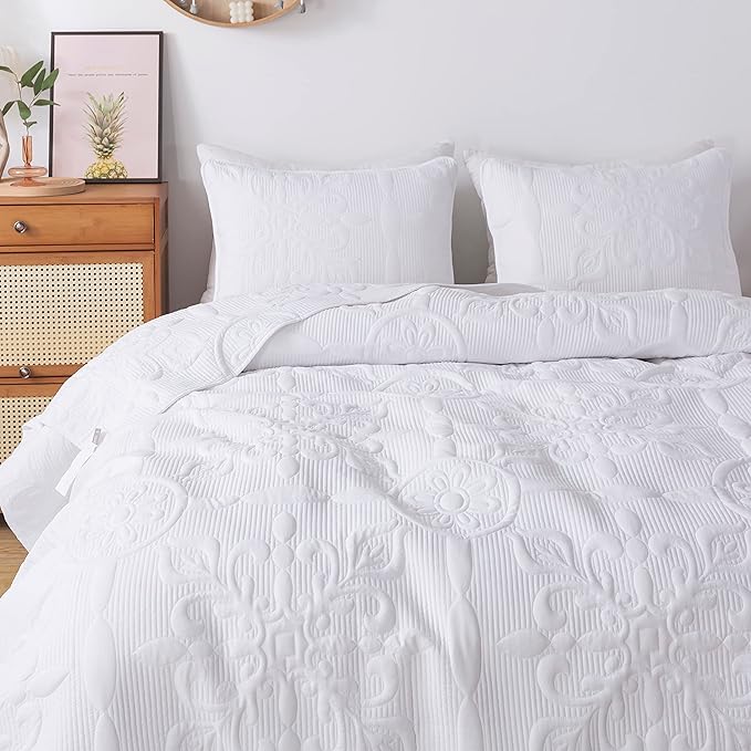 B2EVER White Damask Quilt Queen Size Bedding Sets with 2 Pillow Shams, Boho Bedspread Lightweight Soft Farmhouse Vintage Bohemian Coverlet Retro Jacquard Pattern Bed Cover for All Season, 3 Pieces