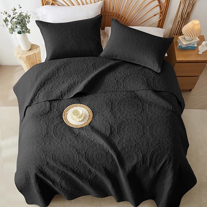 WURUIBO Black Quilt Set Queen Size, Embossing Microfiber Full Bedspreads with Pillow Sham, Ligthweight Breathable Thin Coverlet, Reversible Bedding Set for All Season (1 Quilt, 2 Pillow Shams)