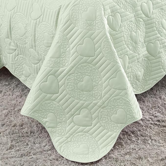 Auemtyn King Size Quilt Set 3 Pieces, Soft Lightweight Summer Bedspread, Reversible Microfiber Bed Coverlet for All Seasons, Light Green, Heart Pattern (1 Quilt, 2 Pillow Shams)