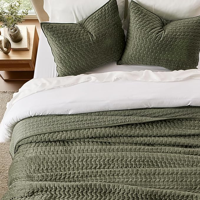 EVERGRACE Luxury Velvet Quilt Set Queen Size 3 Piece, Soft Cross-Stitch Velvet Comforter Set with Pillow Shams, Lightweight Coverlet Bedspread Bedding Set for All Seasons, Moss Green