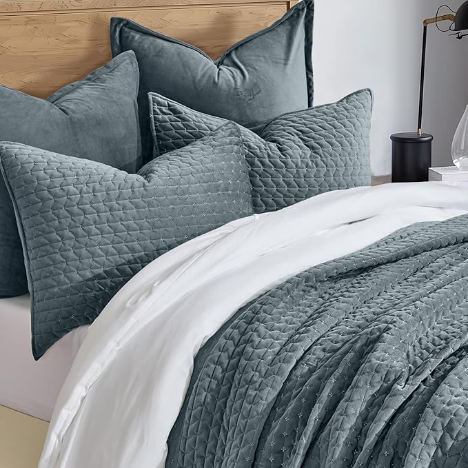 EverGrace Luxury Velvet Quilt Bedding Set Full Queen Size 3 Pieces with Pillow Shams, Soft Cross-Stitch Velvet Comforter Set, Lightweight Coverlet Bedspread for All Seasons, Stormy Blue