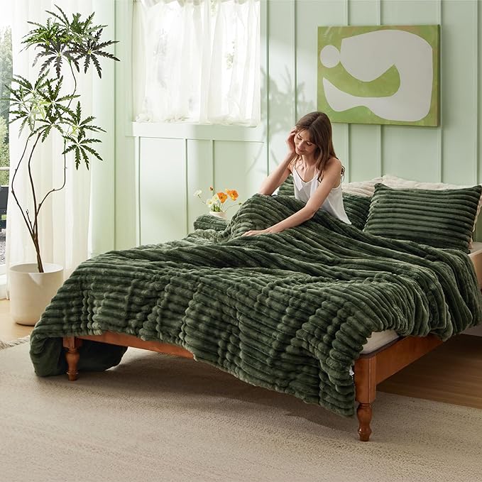 Bedsure Twin/Twin XL Comforter Set - GentleSoft™ 2 Pieces Fluffy Double-Side Fleece Comforter Set, Cozy Striped Room Decor Aesthetic, Luxury Olive Green Twin Bedding with 1 Pillowcase, 68x88 Inches