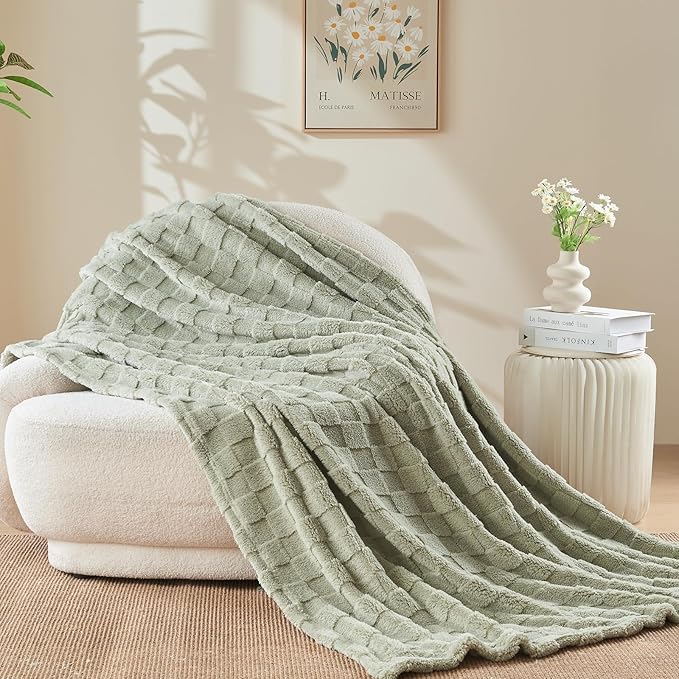 NEWCOSPLAY Super Soft King Blanket Sage Green Premium Silky Flannel Fleece 3D Checkered Lightweight Bed Blanket All Season Use (Sage Green Checkered, King(90"x110"))