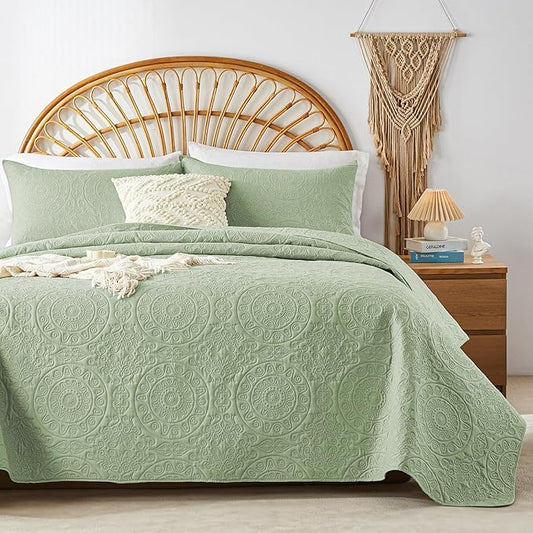WURUIBO Sage Green Quilt Set Queen Size, Embossing Microfiber Full Bedspreads with Pillow Sham, Ligthweight Breathable Thin Coverlet, Reversible Bedding Set for All Season (1 Quilt, 2 Pillow Shams)