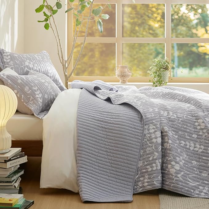 Bedsure Floral Quilt Queen Size - Reversible Frost Grey Botanical Quilt Bedding, Lightweight Bedspread, Soft Microfiber Coverlet for All Seasons (90"x96")