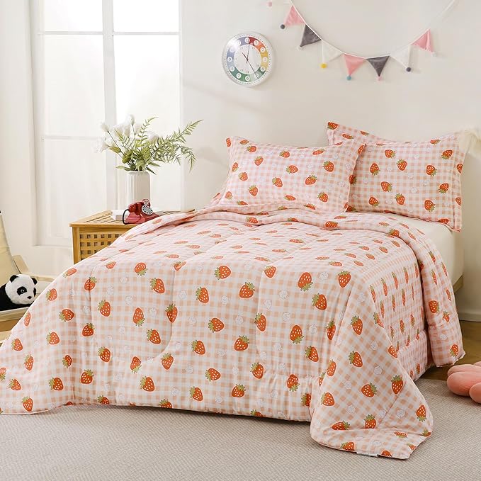Yibeizi Strawberry Comforter Set for Girls Full Size, Kids Pink Checkered Patterned Bedding Set with Pillow Sham, Cute Lightweight Soft Breathable Machine Washable Quilt Bed Comforter Set 3 Piece
