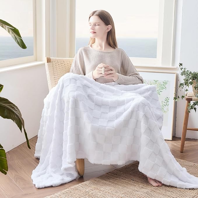 NEWCOSPLAY Super Soft Twin Blanket White Premium Silky Flannel Fleece 3D Checkered Lightweight Bed Blanket All Season Use (White Checkered, Twin(60"x80"))
