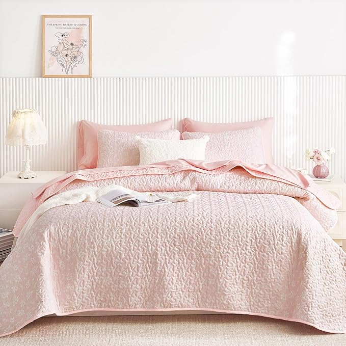 Wake In Cloud - Floral Quilt Set, Coquette Cottagecore Shabby Chic Flower Pattern for Women Teen Girls, Reversible Lightweight Bedspread Coverlet, 3 Pieces, Light Pink, Twin/Twin XL Size