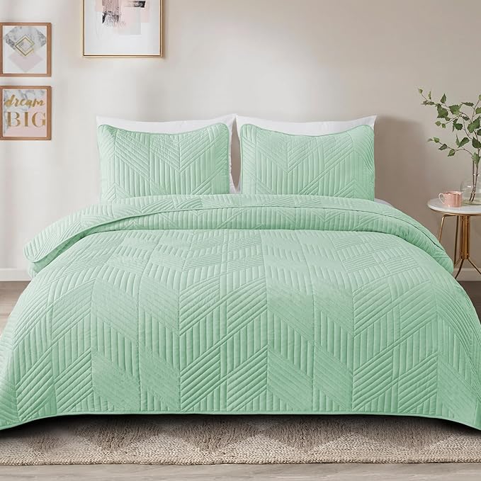 Exclusivo Mezcla California King Quilt Bedding Set, Lightweight Mint Green Oversized King Bedspreads Soft Modern Geometric Coverlet Set for All Seasons (1 Quilt and 2 Pillow Shams)