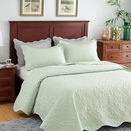 Auemtyn King Size Quilt Set 3 Pieces, Soft Lightweight Summer Bedspread, Reversible Microfiber Bed Coverlet for All Seasons, Light Green, Heart-Floral Pattern (1 Quilt, 2 Pillow Shams)