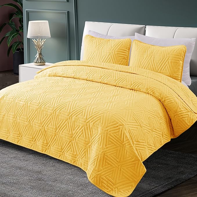 Whale Flotilla Soft California King Size Quilt Set for All Seasons, 3-Piece Ultrasonic Bedding Set, Lightweight Reversible Bedspread, Coverlet, Bed Cover with 2 Pillow Shams, Yellow