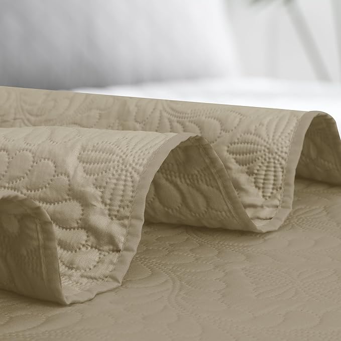 Easy-Going Full/Queen Size Reversible Quilt Set with 1 Quilt and 2 Pillow Shams, Soft Bed Quilt Cover, Water Resistant Lightweight Microfiber Bedspread, Stain Resistant, Olive Leaf-Beige/Beige