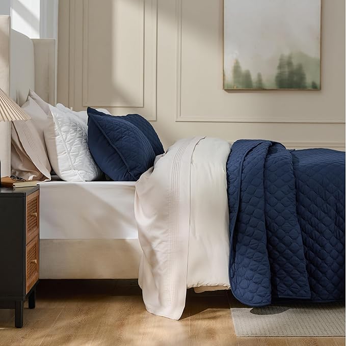 Bedsure Quilts Queen Size - Lightweight Bedspreads Queen Size with Classic Honeycomb Quilting, Soft Quilt Bedding Set, Navy Comforter Set Coverlet for All Seasons with 2 Pillow Shams (90" x 96")