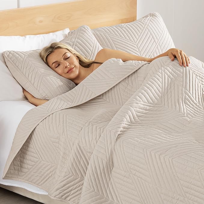 Exclusivo Mezcla Ultrasonic King Quilt Bedding Set, Lightweight Brich Beige Bedspreads Soft Modern Geometric Coverlet Set for All Seasons (1 Quilt and 2 Pillow Shams)