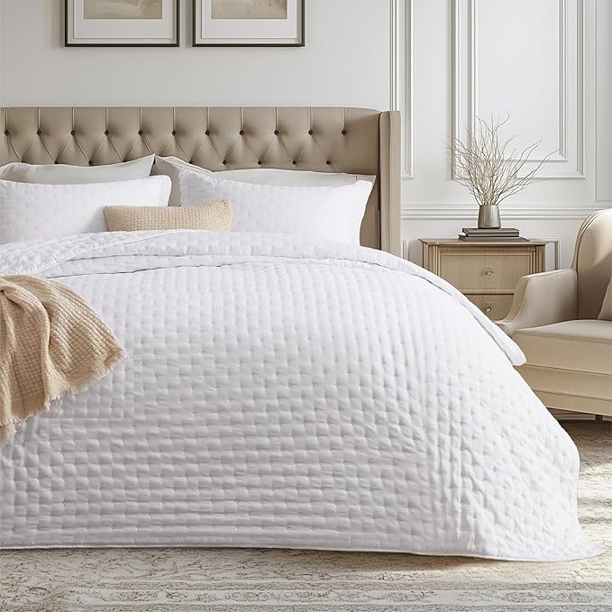 Bedsure Twin Quilt - Ultra Soft Twin XL Quilt Bedding for Dorm Decor, Lightweight All-Season Comforter, Bright White Bedspread Coverlet with Clover Pattern, 68 x 86 Inches