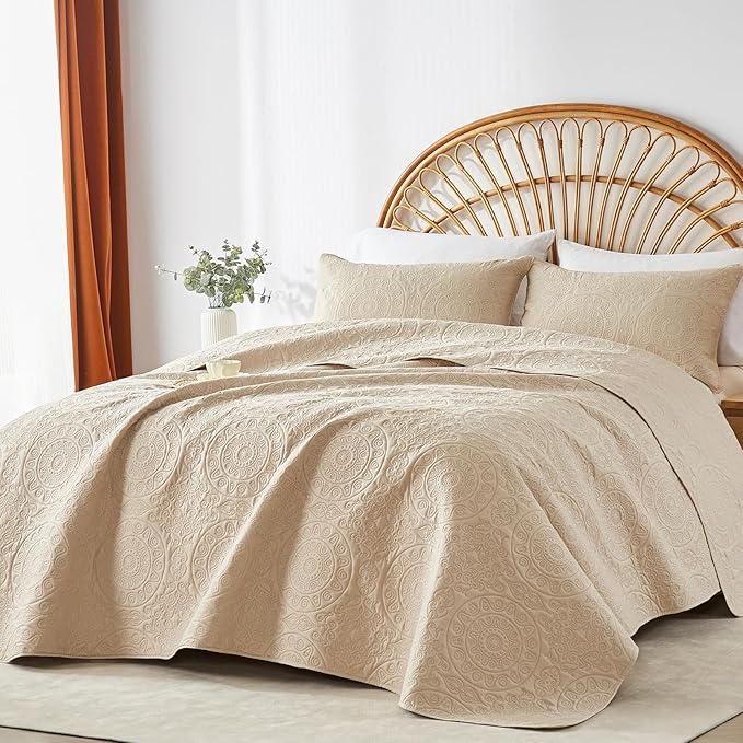 WURUIBO Beige Quilt Set King/Cal King Size, Embossing Microfiber Bedspreads with Pillow Sham, Ligthweight Breathable Thin Coverlet, Reversible Bedding Set for All Season (1 Quilt, 2 Pillow Shams)
