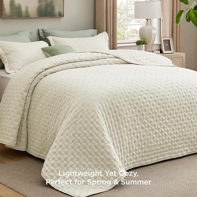 Bedsure King Quilt - Ivory Bedspread King Size & Lightweight Comforter, Modern Cottage Coverlet with Clover Pattern, Ultra Soft All-Season Bedding, 106 x 96 Inches
