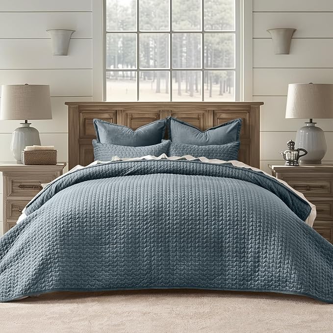 EverGrace Luxury Velvet Quilt Bedding Set Full Queen Size 3 Pieces with Pillow Shams, Soft Cross-Stitch Velvet Comforter Set, Lightweight Coverlet Bedspread for All Seasons, Stormy Blue