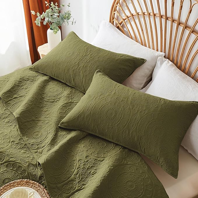 WURUIBO Olive Green Quilt Set Twin Size, Embossing Microfiber Bedspreads with Pillow Sham, Ligthweight Breathable Thin Coverlet, Reversible Bedding Set for All Season (1 Quilt, 1 Pillow Sham)