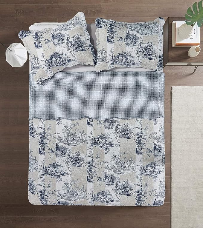 Brilliant Sunshine Blue Toile in Beige and Ivory Patches, 3-Piece Quilt Set with 2 Shams, Reversible Bedspread, Soft Lightweight Coverlet, All-Season, Full/Queen, Blue