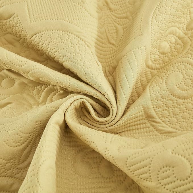 CHIXIN Quilt Queen Size - Damask Paisley Bedspread Coverlet Set - Classic & Gorgeous Style Bedding Cover, Ultrasonic Quilting, Reversible, Lightweight, 4 Piece, Honey Gold