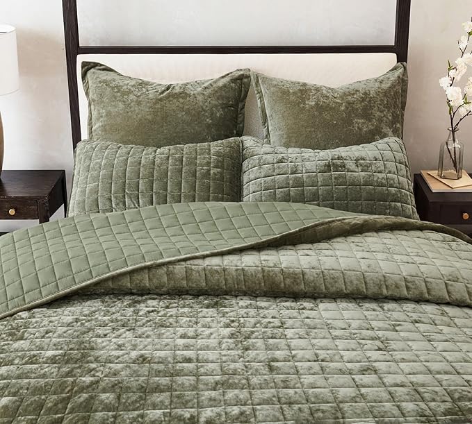 Luxurious Velvet Quilt Full/Queen Size Set 90" x98" Ultra Soft Bedding Set Quilted Bedspread Coverlet with 2 Matching Pillow Shams for All Seasons,Army Green