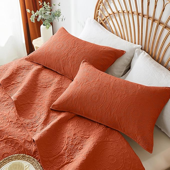 WURUIBO Burnt Orange Quilt Set Queen Size, Embossing Microfiber Full Bedspreads with Pillow Sham, Ligthweight Breathable Thin Coverlet, Reversible Bedding Set for All Season (1 Quilt, 2 Pillow Shams)