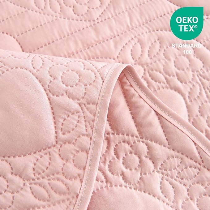 Auemtyn Twin/Twin XL Size Quilt Set 2 Pieces, Soft Lightweight Light Pink Bedspread, Reversible Microfiber Bed Coverlet for All Seasons, Heart Pattern (1 Quilt, 1 Pillow Sham)
