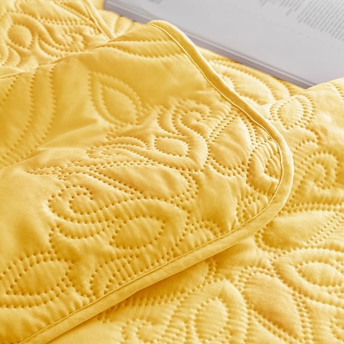 Whale Flotilla Soft California King Quilt Bedding Set for All Seasons, Vintage Damask Ultrasonic Quilts Set, Lightweight Reversible Bedspread, Coverlet, Bed Cover with 2 Pillow Shams, Yellow