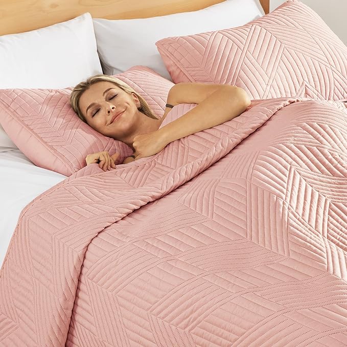 Exclusivo Mezcla Ultrasonic King Quilt Bedding Set, Lightweight Blush Pink Bedspreads Soft Modern Geometric Coverlet Set for All Seasons (1 Quilt and 2 Pillow Shams)