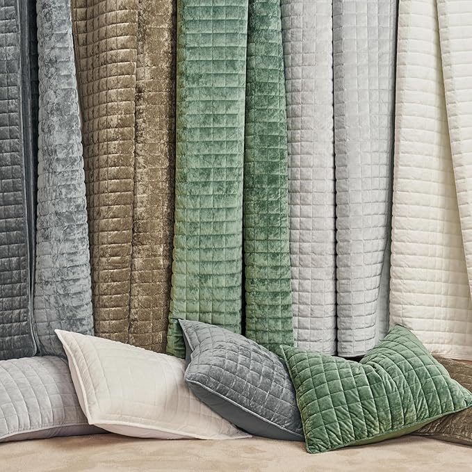 RECYCO Luxury Velvet Quilt Set, California King 118'' x 106'' Oversized Bedspread, Ultra Soft Velvet Comforter, Lightweight Box Stitch Bedding Sets for All Season, with 2 Shams, Charcoal Gray