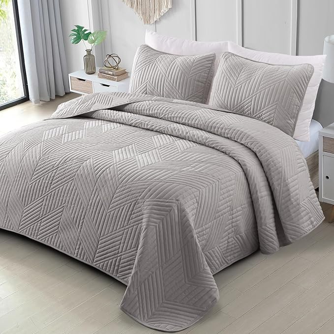 Exclusivo Mezcla Ultrasonic King Quilt Bedding Set, Lightweight Light Grey Bedspreads Soft Modern Geometric Coverlet Set for All Seasons (1 Quilt and 2 Pillow Shams)
