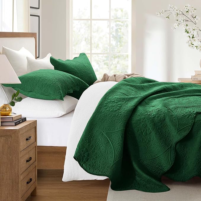 MOONLIGHT20015 California King Quilt Bedding Set Size (118"x106") + 2 Pillow Shams (20" x 36"+ 2") - 3 Pcs All Season Reversible Microfiber Coverlet Embossed Floral Quilt Bedspread (Emerald)